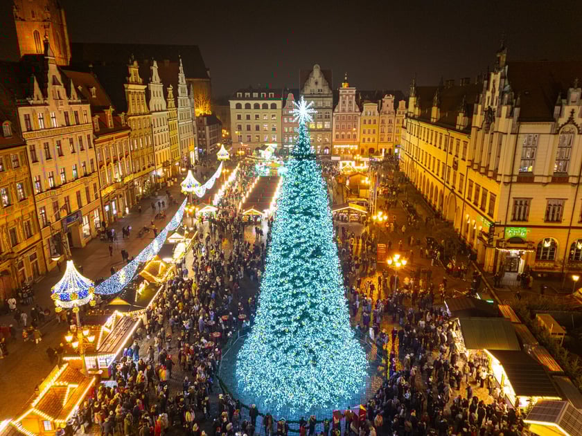 Wrocławski Rynek z lotu ptaka - rozświetlenie choinki 2025