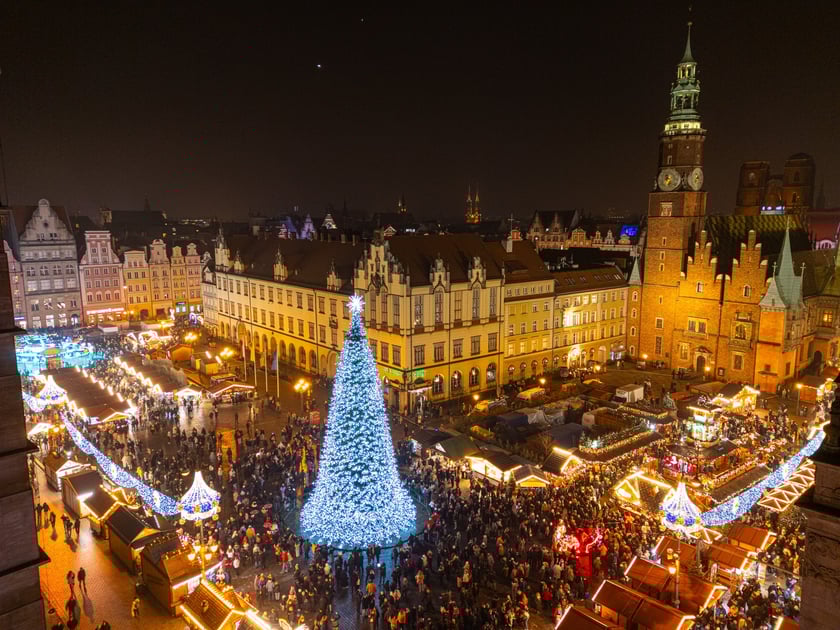 Wrocławski Rynek z lotu ptaka - rozświetlenie choinki 2025