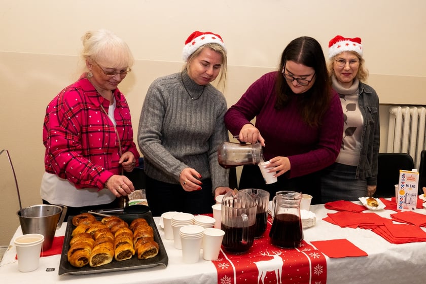 Spotkanie w ramach akcji MOPS "Paczki Dobrych Relacji" w domu parafialnym na Karłowicach