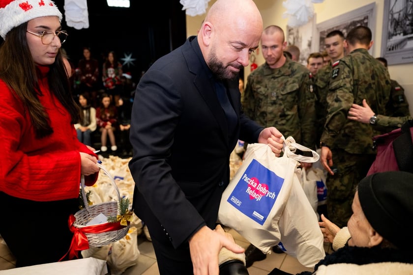 Spotkanie w ramach akcji MOPS "Paczki Dobrych Relacji" w domu parafialnym na Karłowicach