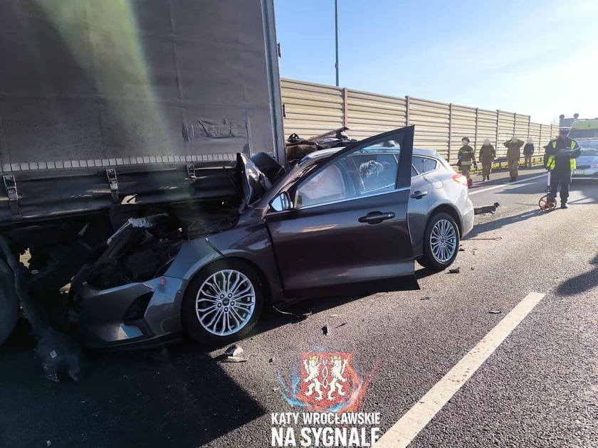 Wypadek na autostradzie A4 na jezdni w kierunku Wrocławia - samochód osobowy wjechał pod naczepę ciężarówki