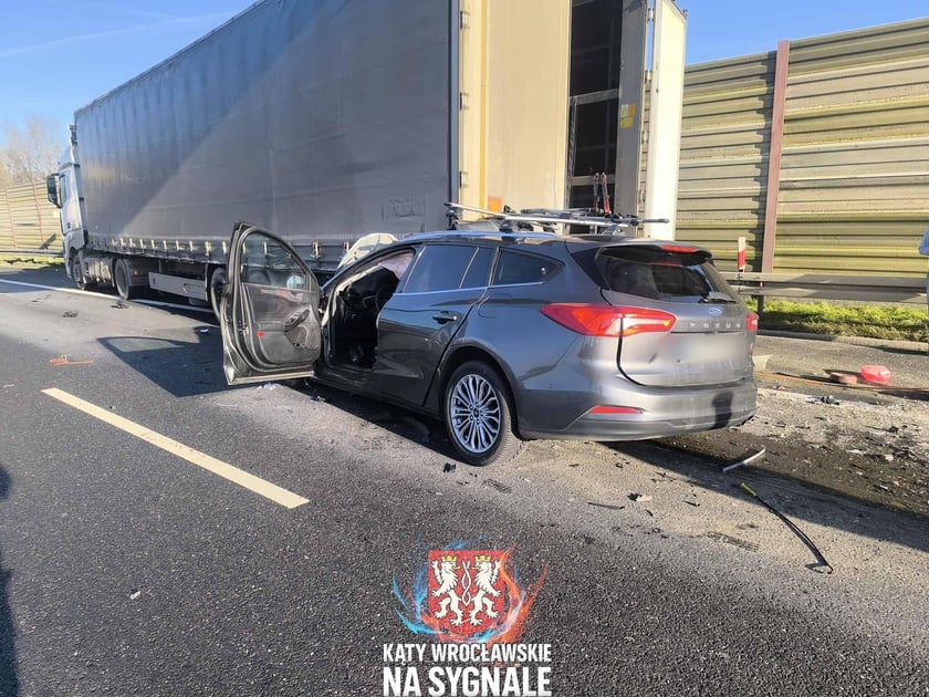 Wypadek na autostradzie A4 na jezdni w kierunku Wrocławia - samochód osobowy wjechał pod naczepę ciężarówki