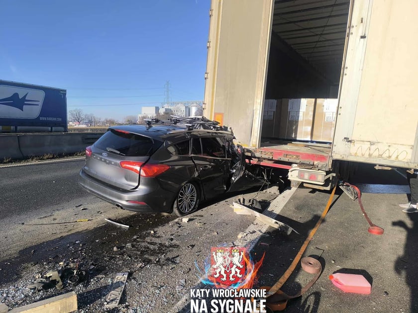 Wypadek na autostradzie A4 na jezdni w kierunku Wrocławia - samochód osobowy wjechał pod naczepę ciężarówki