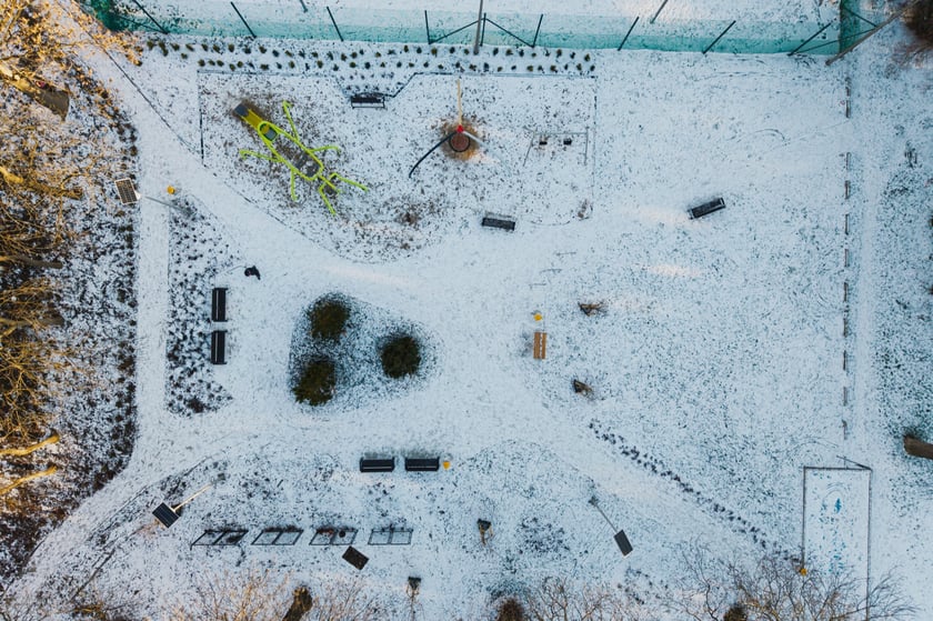 Podw&oacute;rko pomiędzy ulicami&nbsp;Komuny Paryskiej, Krasińskiego, Worcella i Pułaskiego częściowo już po remoncie