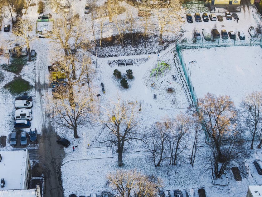 Podw&oacute;rko pomiędzy ulicami&nbsp;Komuny Paryskiej, Krasińskiego, Worcella i Pułaskiego częściowo już po remoncie