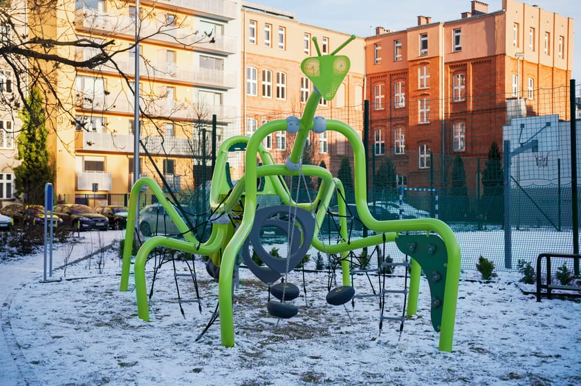 Podw&oacute;rko pomiędzy ulicami&nbsp;Komuny Paryskiej, Krasińskiego, Worcella i Pułaskiego częściowo już po remoncie