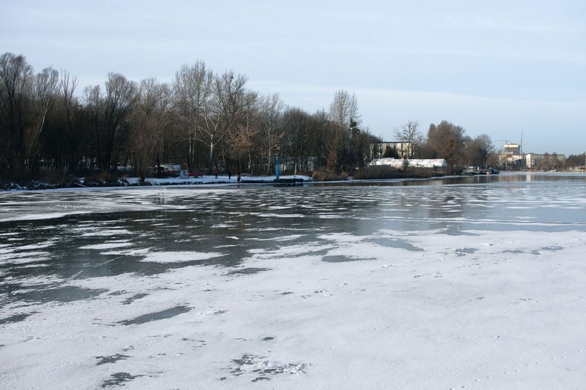 Na Odrze we Wrocławiu pojawił się lód. To zjawisko niespotkane od wielu lat
