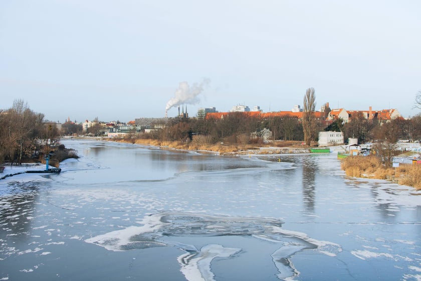 Na Odrze we Wrocławiu pojawił się lód. To zjawisko niespotkane od wielu lat