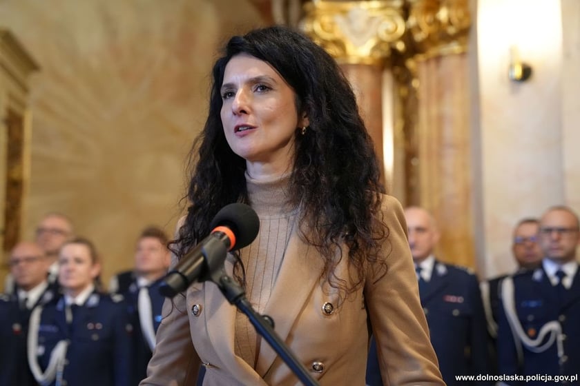 Uroczystość zaślubin nowych policjantów w Oratorium Marianum. Anna Żabska, wojewoda dolnośląska