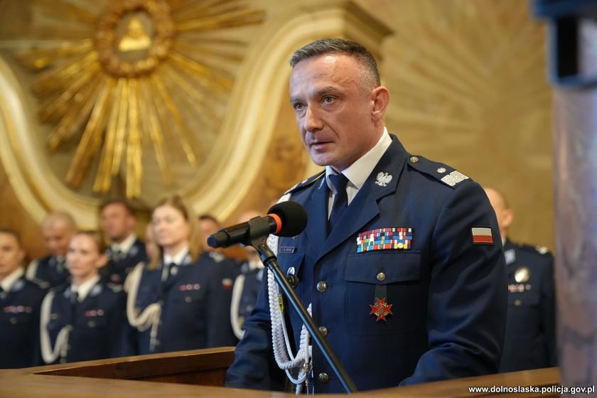 Uroczystość zaślubin nowych policjantów w Oratorium Marianum. Nadinsp. Paweł Półtorzycki, komendant wojewodzki policji we Wrocławiu
