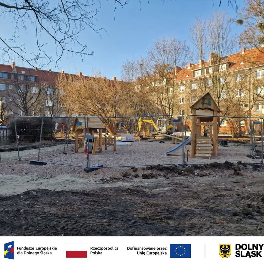 Stawiane są dwa place zabaw. Jest też boisko sportowe