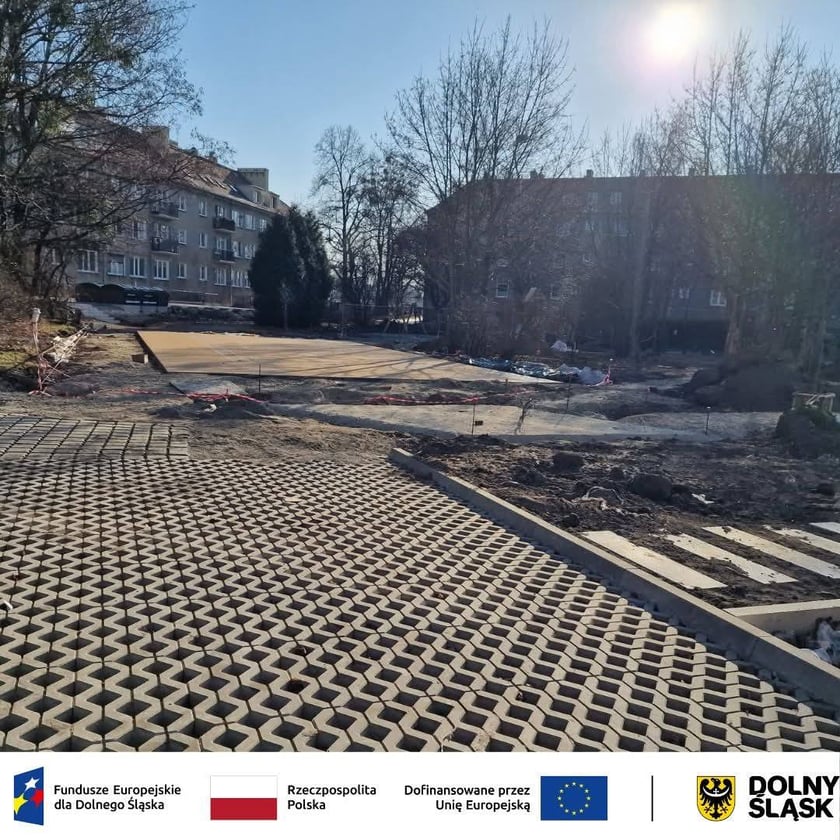 Ażurowa nawierzchnia w ciągu komunikacyjnym