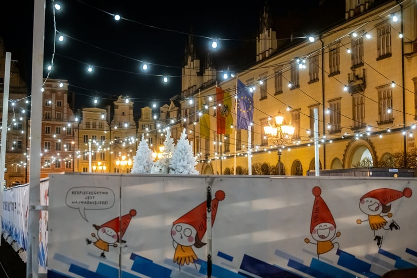 Lodowisko w Rynku we Wrocławiu nocą