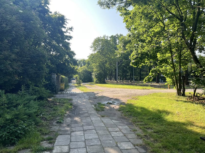Poza nową drogą rowerową, zostanie tu r&oacute;wnież wyremontowany chodnik (na Dembowskiego)