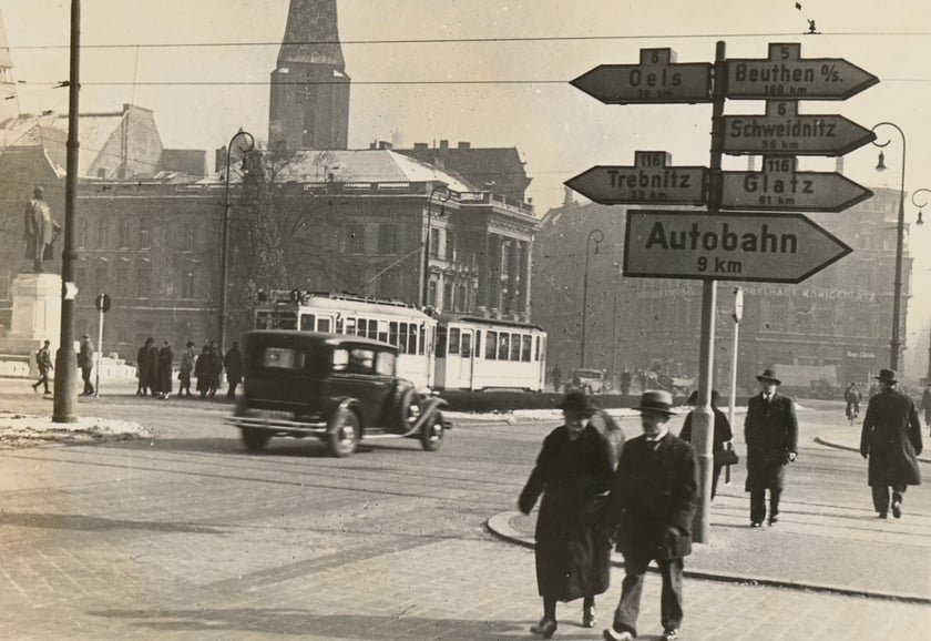 Plac Jana Pawła II i znaki m.in. kierujące na autostradę, Kłodzko, Świdnicę, Trzebnicę...