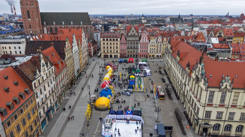 Widok z lotu ptaka na lodowisko w Rynku w weekend 14-15 lutego 2026 r..