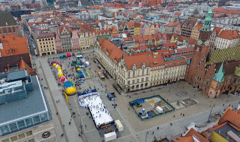 Widok z lotu ptaka na lodowisko w Rynku w weekend 14-15 lutego 2026 r..