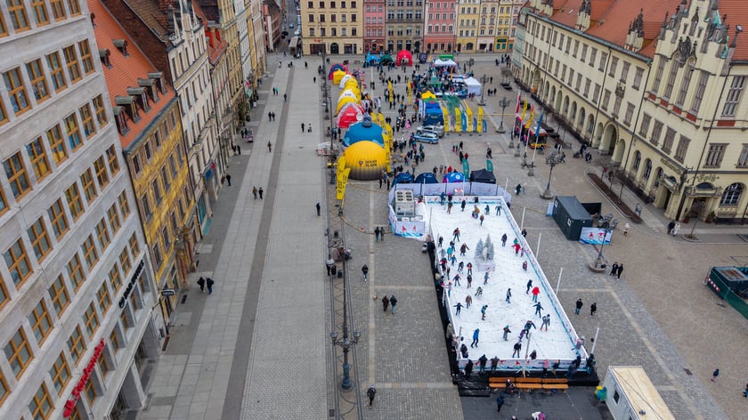 Widok z lotu ptaka na lodowisko w Rynku w weekend 14-15 lutego 2026 r..