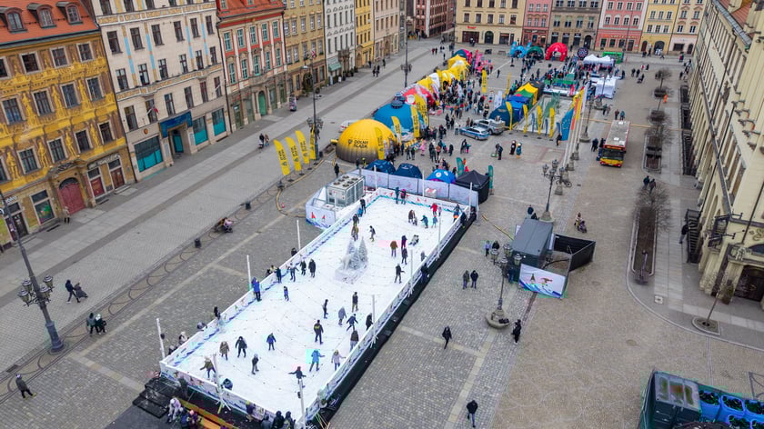 Widok z lotu ptaka na lodowisko w Rynku w weekend 14-15 lutego 2026 r..