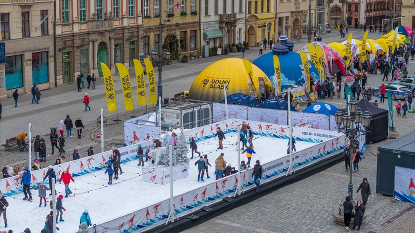 Widok z lotu ptaka na lodowisko w Rynku w weekend 14-15 lutego 2026 r..