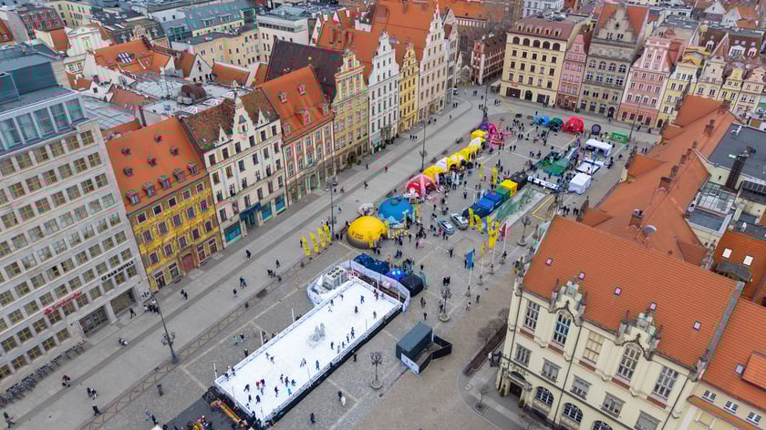 Widok z lotu ptaka na lodowisko w Rynku w weekend 14-15 lutego 2026 r..