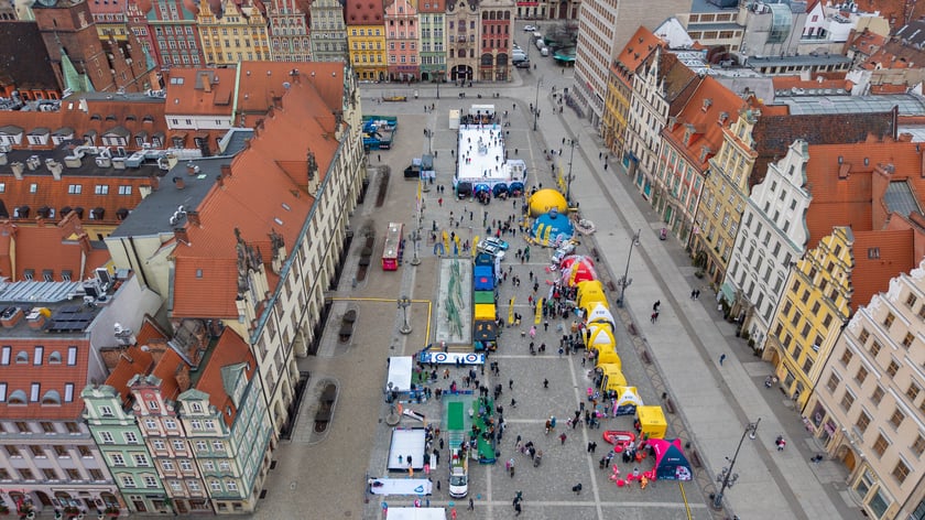 Widok z lotu ptaka na lodowisko w Rynku w weekend 14-15 lutego 2026 r..