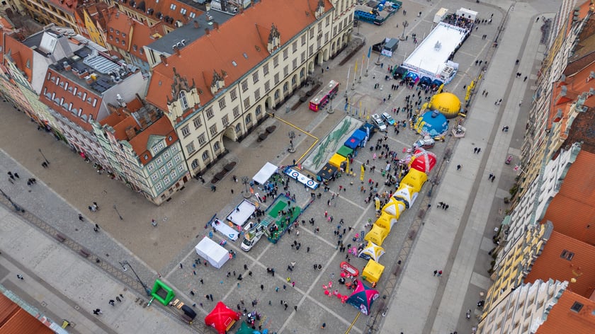 Widok z lotu ptaka na lodowisko w Rynku w weekend 14-15 lutego 2026 r..