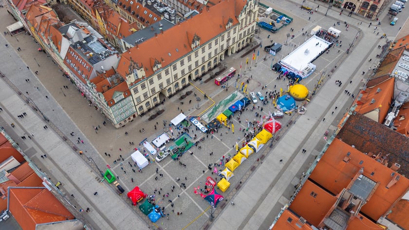 Widok z lotu ptaka na lodowisko w Rynku w weekend 14-15 lutego 2026 r..