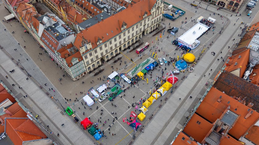 Widok z lotu ptaka na lodowisko w Rynku w weekend 14-15 lutego 2026 r..