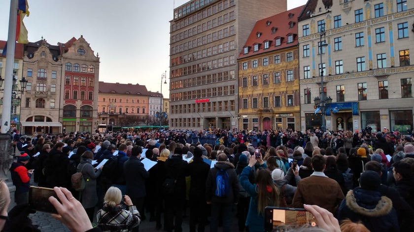 chóry akademickie Wrocławia śpiewają hymny Ukrainy i Polski