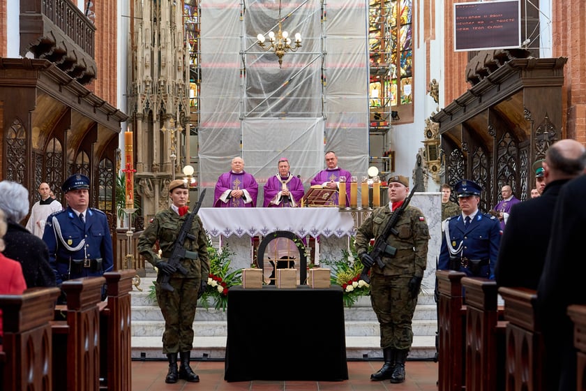 Uroczystość pochówku ofiar zbrodni katyńskiej w Kościele Garnizonowym we Wrocławiu