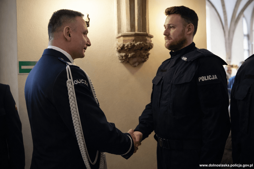Ślubowanie nowoprzyjętych policjantów garnizonu dolnośląskiego w Sali Rycerskiej wrocławskiego Ratusza.