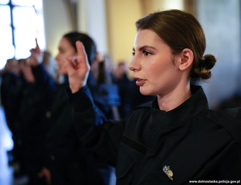 Ślubowanie nowoprzyjętych policjantów garnizonu dolnośląskiego w Sali Rycerskiej wrocławskiego Ratusza.