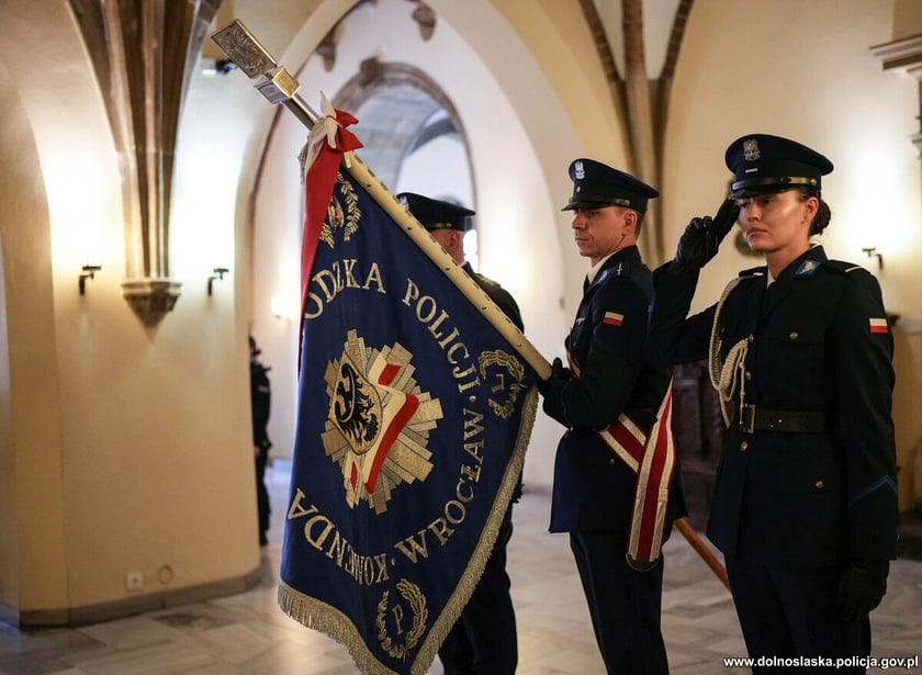 Ślubowanie nowoprzyjętych policjantów garnizonu dolnośląskiego w Sali Rycerskiej wrocławskiego Ratusza.