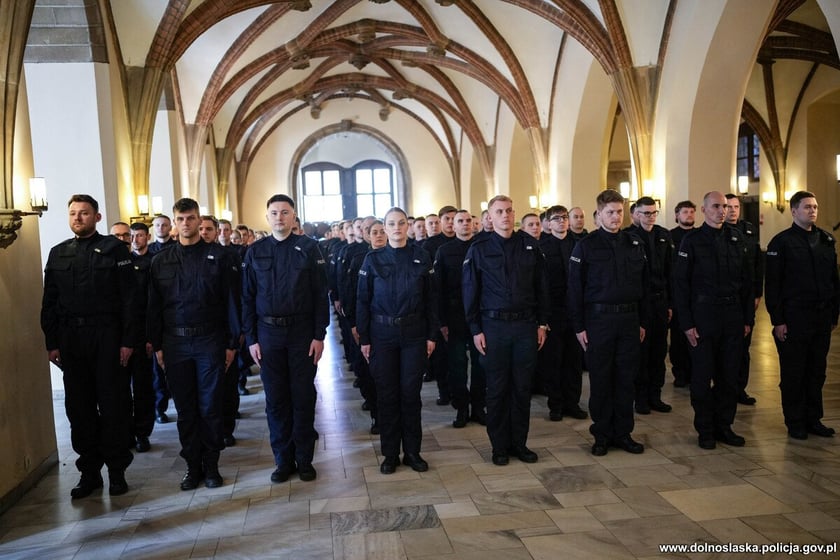 Ślubowanie nowoprzyjętych policjantów garnizonu dolnośląskiego w Sali Rycerskiej wrocławskiego Ratusza.