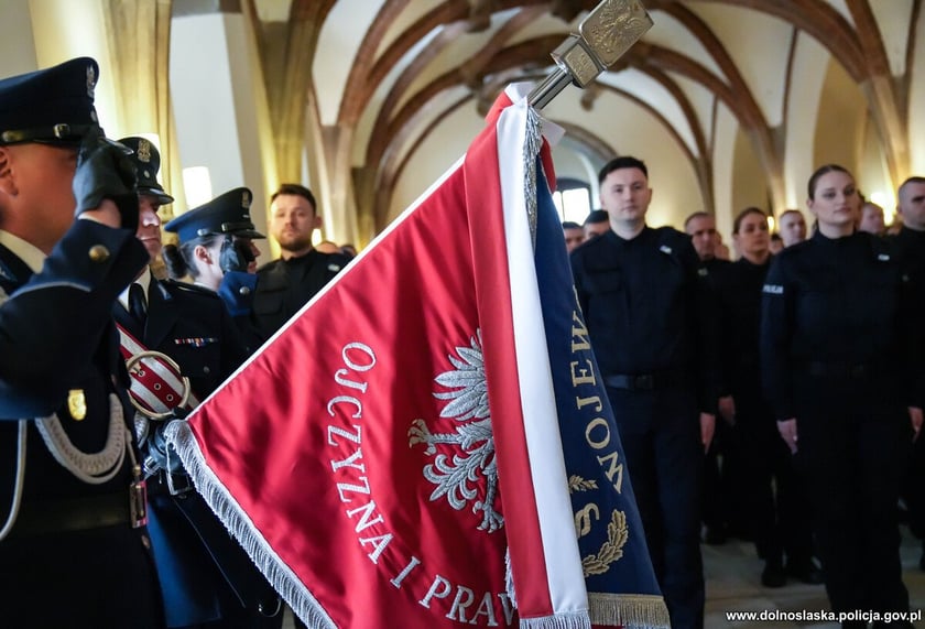 Ślubowanie nowoprzyjętych policjantów garnizonu dolnośląskiego w Sali Rycerskiej wrocławskiego Ratusza.