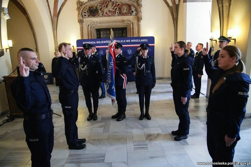 Ślubowanie nowoprzyjętych policjantów garnizonu dolnośląskiego w Sali Rycerskiej wrocławskiego Ratusza.