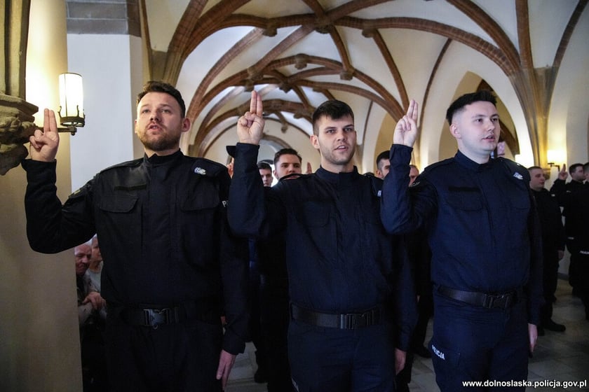 Ślubowanie nowoprzyjętych policjantów garnizonu dolnośląskiego w Sali Rycerskiej wrocławskiego Ratusza.