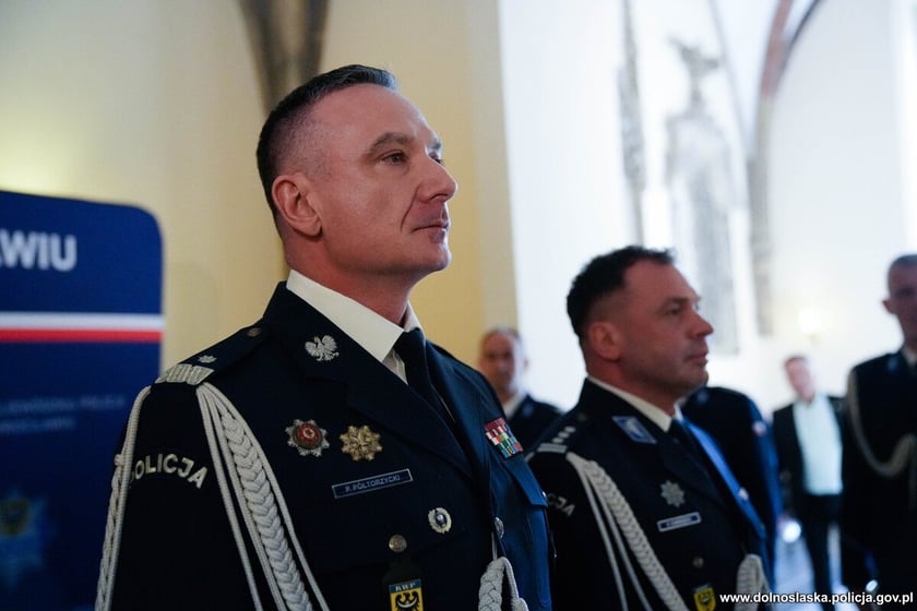 Ślubowanie nowoprzyjętych policjantów garnizonu dolnośląskiego w Sali Rycerskiej wrocławskiego Ratusza.