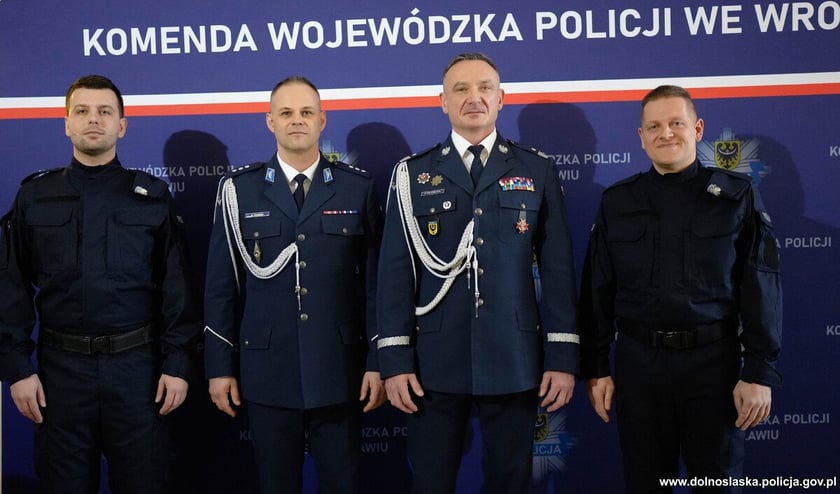 Ślubowanie nowoprzyjętych policjantów garnizonu dolnośląskiego w Sali Rycerskiej wrocławskiego Ratusza.