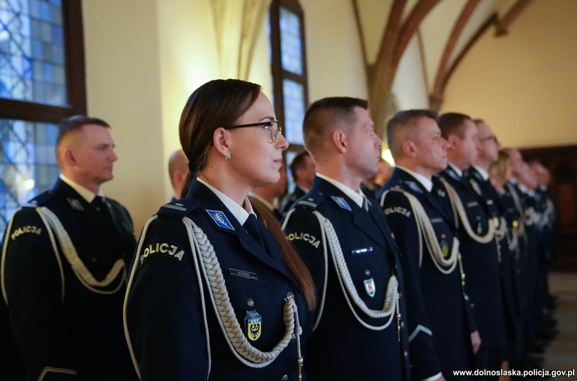 Ślubowanie nowoprzyjętych policjantów garnizonu dolnośląskiego w Sali Rycerskiej wrocławskiego Ratusza.