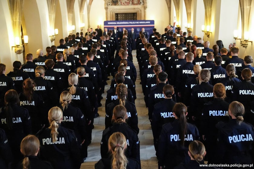 Ślubowanie nowoprzyjętych policjantów garnizonu dolnośląskiego w Sali Rycerskiej wrocławskiego Ratusza.
