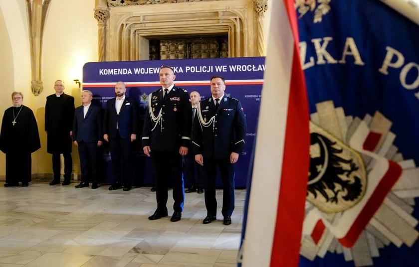 Ślubowanie nowoprzyjętych policjantów garnizonu dolnośląskiego w Sali Rycerskiej wrocławskiego Ratusza.