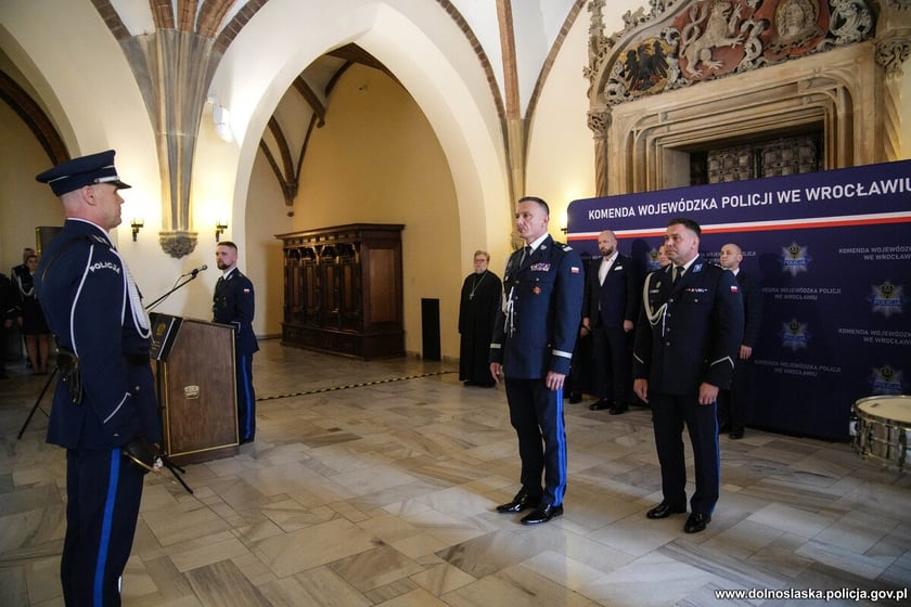 Ślubowanie nowoprzyjętych policjantów garnizonu dolnośląskiego w Sali Rycerskiej wrocławskiego Ratusza.