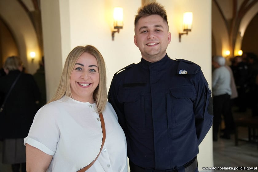 Ślubowanie nowoprzyjętych policjantów garnizonu dolnośląskiego w Sali Rycerskiej wrocławskiego Ratusza.