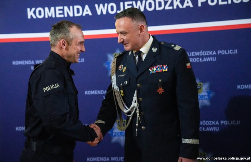 Ślubowanie nowoprzyjętych policjantów garnizonu dolnośląskiego w Sali Rycerskiej wrocławskiego Ratusza.