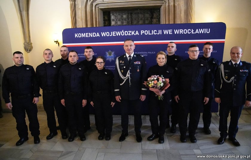 Ślubowanie nowoprzyjętych policjantów garnizonu dolnośląskiego w Sali Rycerskiej wrocławskiego Ratusza.