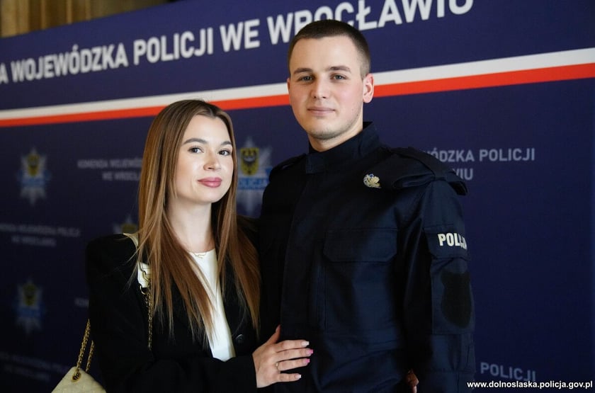 Ślubowanie nowoprzyjętych policjantów garnizonu dolnośląskiego w Sali Rycerskiej wrocławskiego Ratusza.