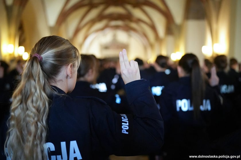 Ślubowanie nowoprzyjętych policjantów garnizonu dolnośląskiego w Sali Rycerskiej wrocławskiego Ratusza.