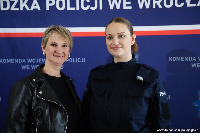 Ślubowanie nowoprzyjętych policjantów garnizonu dolnośląskiego w Sali Rycerskiej wrocławskiego Ratusza.